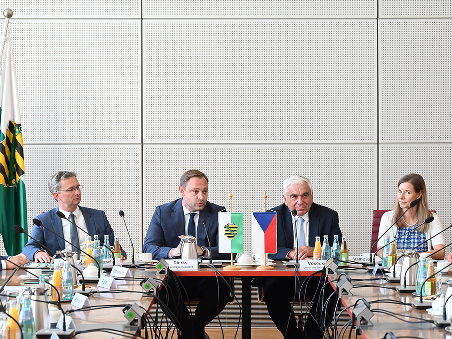 Ausschussvorsitzender Oliver Fritzsche, Landtagspräsident Alexander Dierks, Leiter der Delegation Jiří Vosecký, Generalkonsulin, Ivona Valhová  