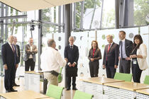 Die Präsidien stehen bei ihrer Führung auch vor den Eingängen für den sogenannten 