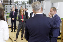 Auch Landtagspräsident Alexander Dierks begleitete die Gäste durch den Plenarsaal