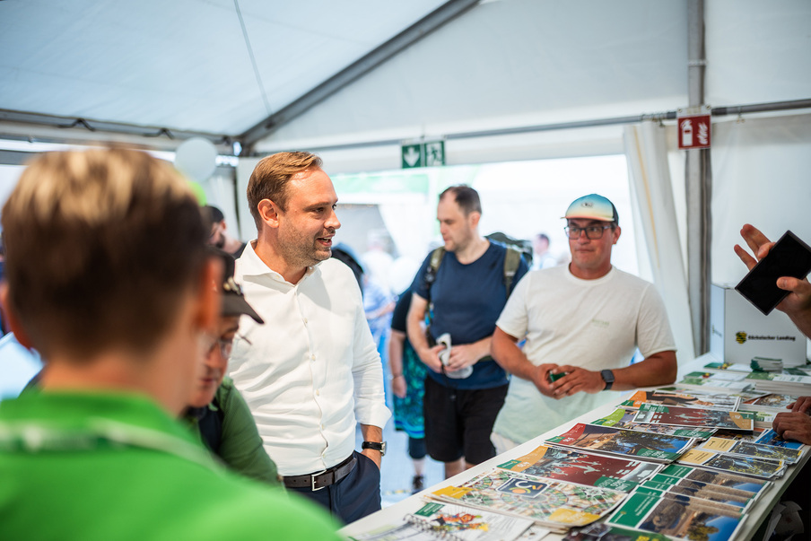 Landtagspräsident Alexander Dierks im Informationszelt des Parlaments im Gespräch
