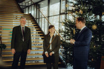 Sachsens Waldkönigin Anne I. und Vertreter des Waldbesitzerverbandes übergeben einen Weihnachtsbaum an Landtagspräsident Alexander Dierks