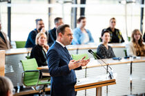 Landtagspräsident Alexander Dierks begrüßt die Jugendlichen im Plenarsaal und eröffnet die Veranstaltung mit einem Grußwort.