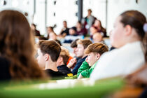 Jugendliche und Projektverantwortliche sitzen im Plenarsaal und verfolgen die Eröffnung der Jugendgeschichtstage.