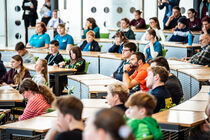 Jugendliche und Projektverantwortliche sitzen im Plenarsaal und verfolgen die Eröffnung der Jugendgeschichtstage.