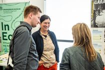 Dr. Nancy Aris, Landesbeauftragte zur Aufarbeitung der SED-Diktatur, im Gespräch  mit Projektteilnehmern.