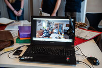 Laptop, auf dem ein Interview eines Jugendlichen mit einer älteren Dame zu sehen ist.