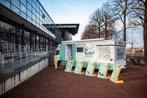 Ein Ausstellungstruck steht vor dem Landtag. Vor dem Truck sind fünf Aufsteller platziert.