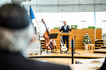 Landtagspräsident Alexander Dierks spricht im Plenarsaal zum Holocaust-Gedenktag.