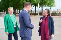 Landtagspräsident Alexander Dierks und Direktorin Dr. Silvia Brüggen empfangen die Präsidentin des Grossen rates des Kantins Bern auf dem Landtagsvorplatz.