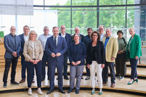 Herzlich willkommen im sächsischen Parlament: Gruppenbild der Gäste aus dem Kanton Bern mit Landtagspräsident und Direktorin