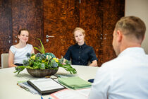 Gespräch der beiden Schülerinnen mit dem Landtagspräsidenten in dessen Amtszimmer
