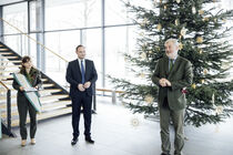 Die Sächsische Waldkönigin und Landtagspräsident Alexander Dierks vor der prächtigen Nordmanntanne im Foyer des  Neubaus im Sächsischen Landtag