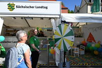 Vor dem Zelt war ein Glücksrad aufgebaut, das sich großer Beliebtheit erfreute.
