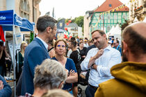 Landtagspräsident zu Besuch auf der Demokratiemeile, im Gespräch mit dem Bürgermeister von Sebnitz und einigen Besuchern