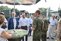 Landtagspräsident Alexander Dierks und Innenminister Armin Schuster im Gespräch mit Soldaten der Bundeswehr.