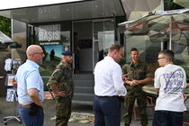 Landtagspräsident Alexander Dierks im Gespräch mit einem Jungen und Soldaten der Bundeswehr.