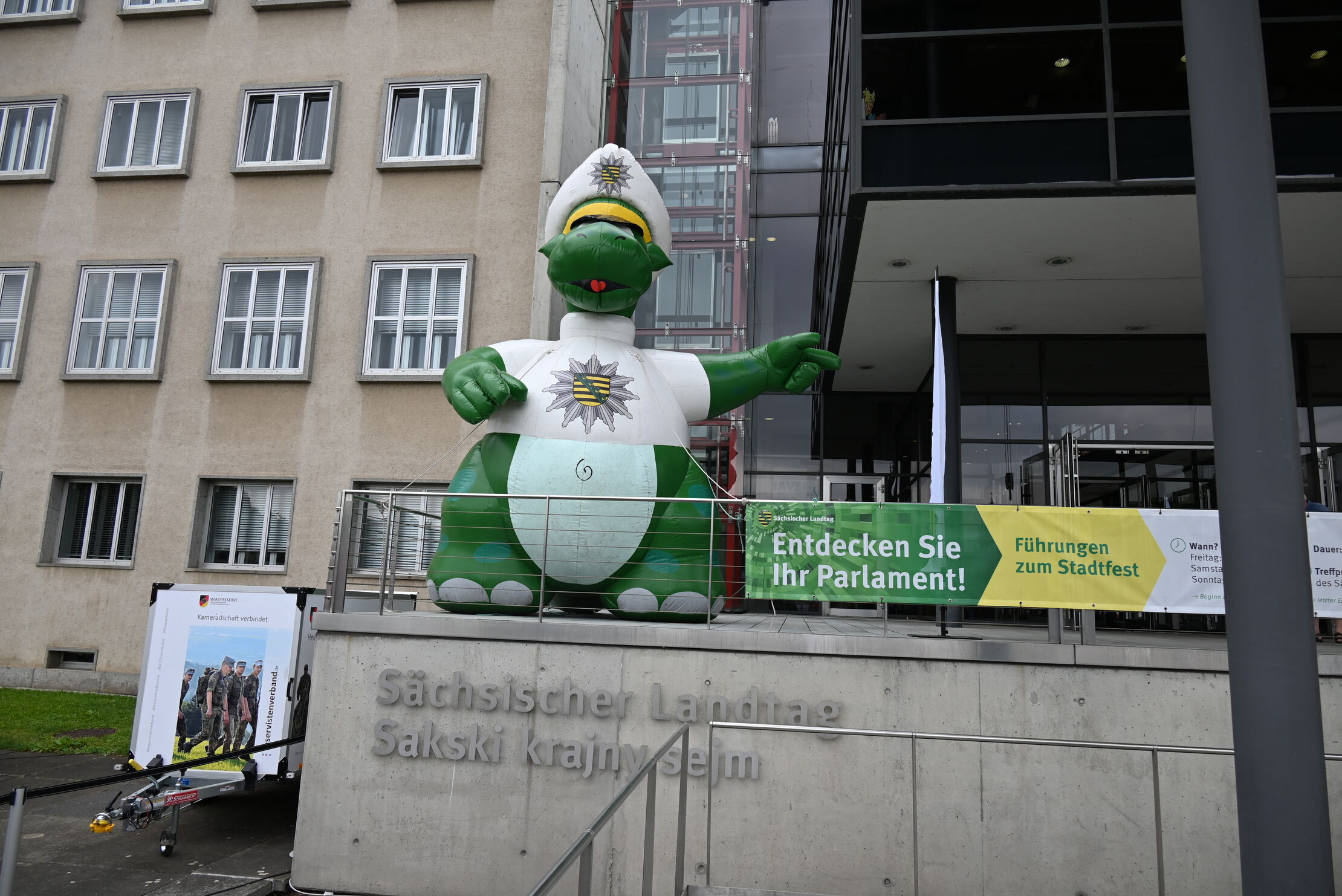 Vor dem Eingang des Neubau des Sächhsischen Landtags steht ein großer aufgeblasener Poldi der Polizei Sachsen.