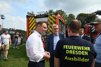 Landtagspräsident Alexander Dierks und Innenminister Armin Schuster im Gespräch mit einem Ausbilder der Feuerwehr Dresden.