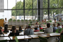 Eine Gruppe von Besucherinnen und Besuchern sitzt im Plenarsaal.