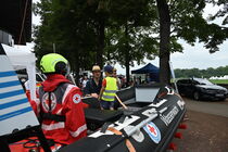 Ein Junge und ein  Mitarbeiter des DRK befinden sich auf einem Boot der Wasserwacht.